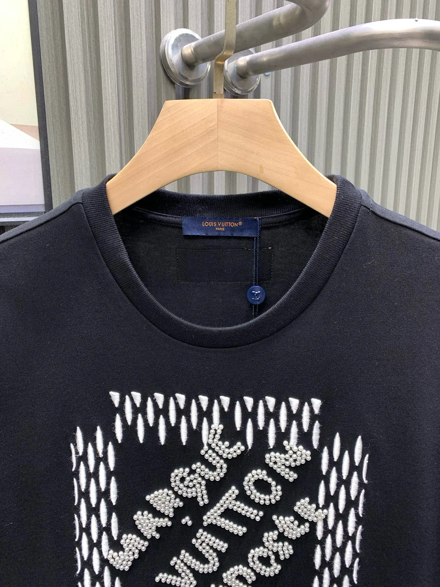 🅿️280 🀄️ Louis Vuitton Louis Vuitton 1V Louis Vuitton 2025FW The most expensive embroidered/pearl beaded half-sleeved T-shirt in history. This cotton T-shirt is from the 2025 spring and summer show. It shows the latest designer Pharrell Williams/Fei Dong's Marque L. Vuitton déposée logo created by citing the brand archives. Beaded embroidery and delicate silk threads highlight the dandy theme of the season. The reverse-effect beaded embroidered label injects a trendy look into the casual look. The fabric is made of 40s double-ply combed cotton + long-staple cotton blended compact siro-spun yarn. The weight is 280g. The front panel is embroidered with Tajima embroidery machine imported from Japan. Thick rubber pad base polyester mercerized three-dimensional hemming embroidery. Each bead is hand-pointed. A cardboard mold is opened. A single cut piece is powder-swept for precise positioning. The beads are made with 4-mile round pearlescent white bubble beads and are hand-crocheted. All single beads are tied with hooks and threads to ensure they are in the right position to sweep the powder, which is different from the ordinary beaded versions on the market.